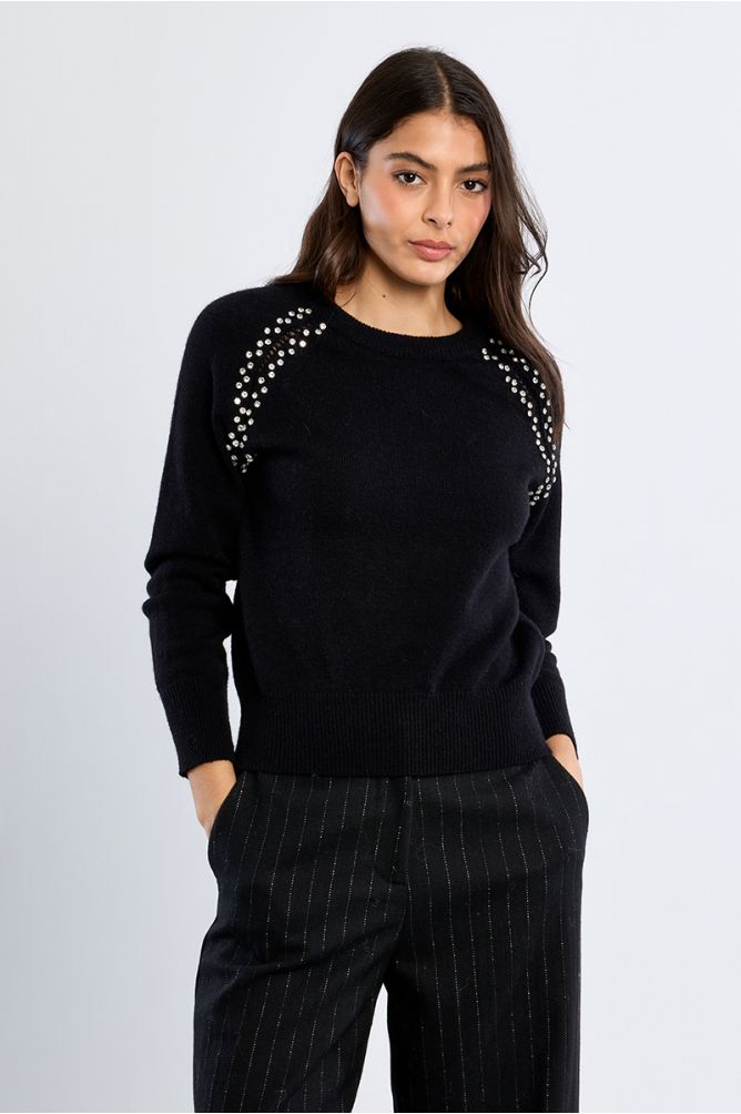 Pull en maille, broderies ajourées et clous
