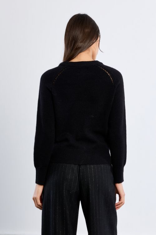 Pull en maille, broderies ajourées et clous