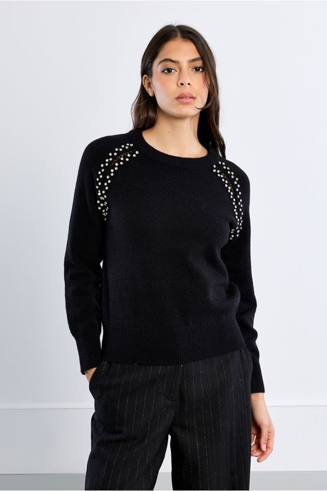 Pull en maille, broderies ajourées et clous