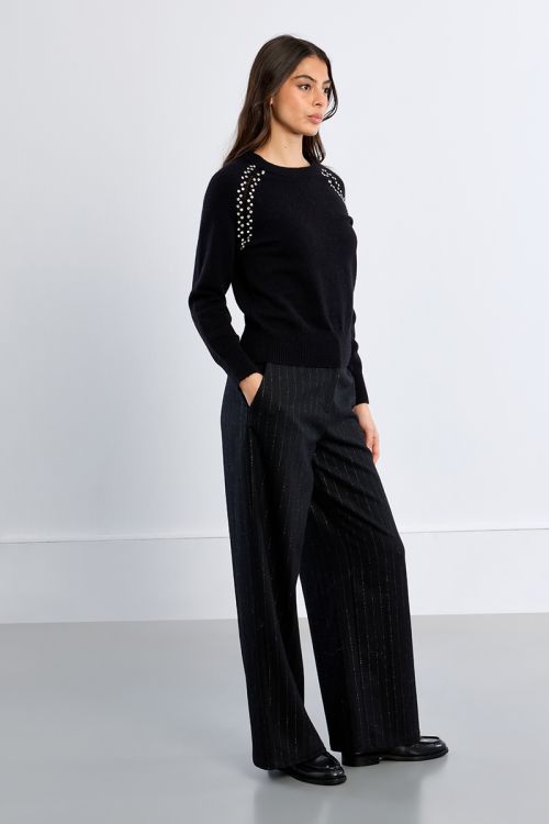 Pull en maille, broderies ajourées et clous