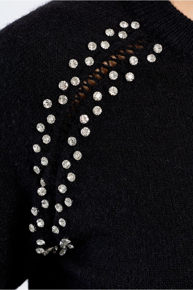 Pull en maille, broderies ajourées et clous