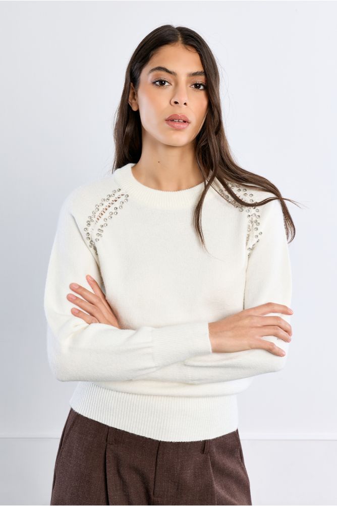 Pull en maille, broderies ajourées et clous