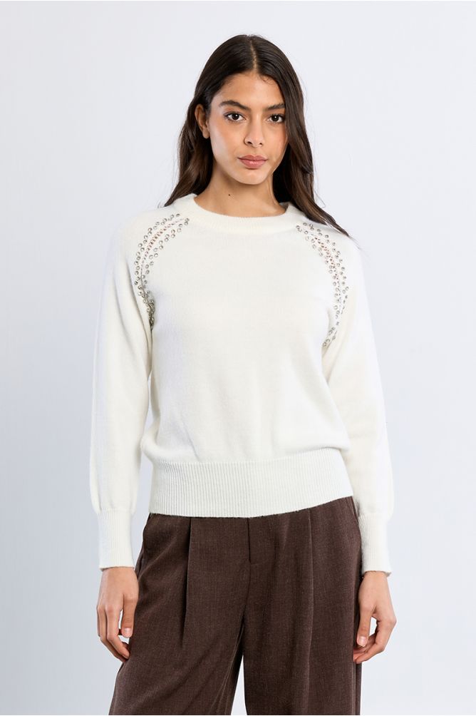 Pull en maille, broderies ajourées et clous
