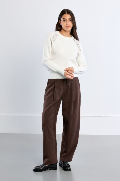 Pull en maille, broderies ajourées et clous