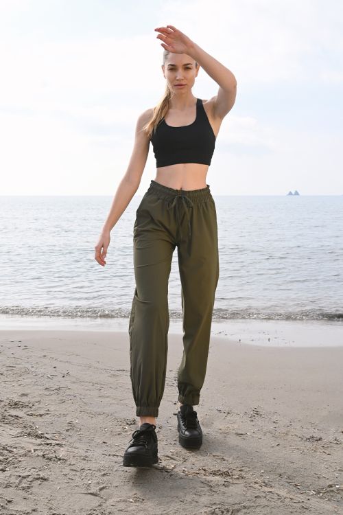 Pantalón tobillero, deportivo, con lazada