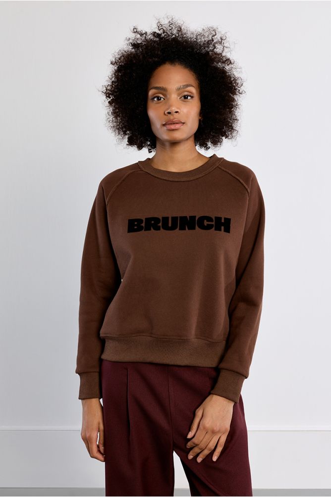 "Sweatshirt with ""Brunch"" inscription"