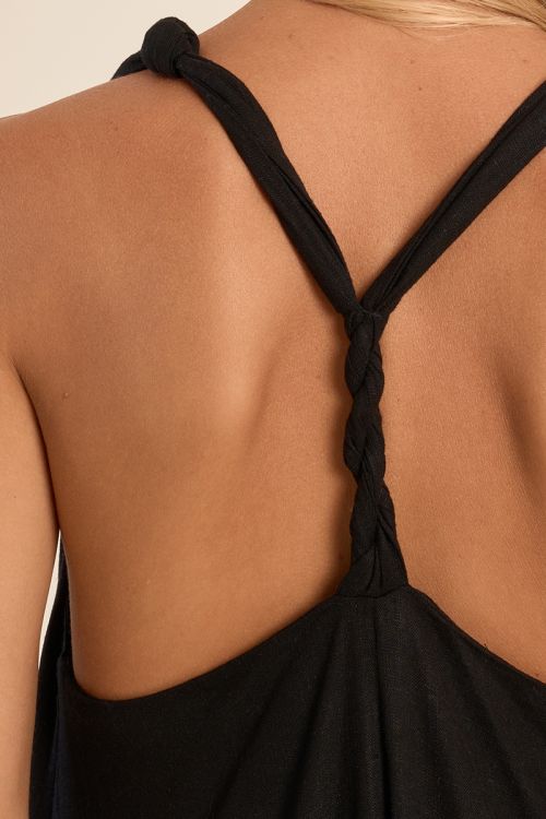 Vestido largo, de manga sisa, espalda descubierta.