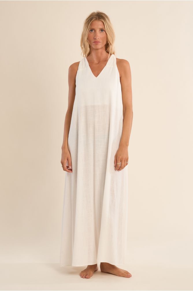 Vestido largo, de manga sisa, espalda descubierta.