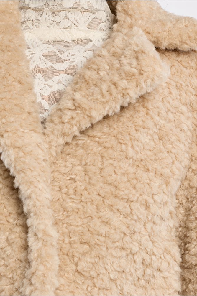 Chaqueta de borrego con cuello y solapa