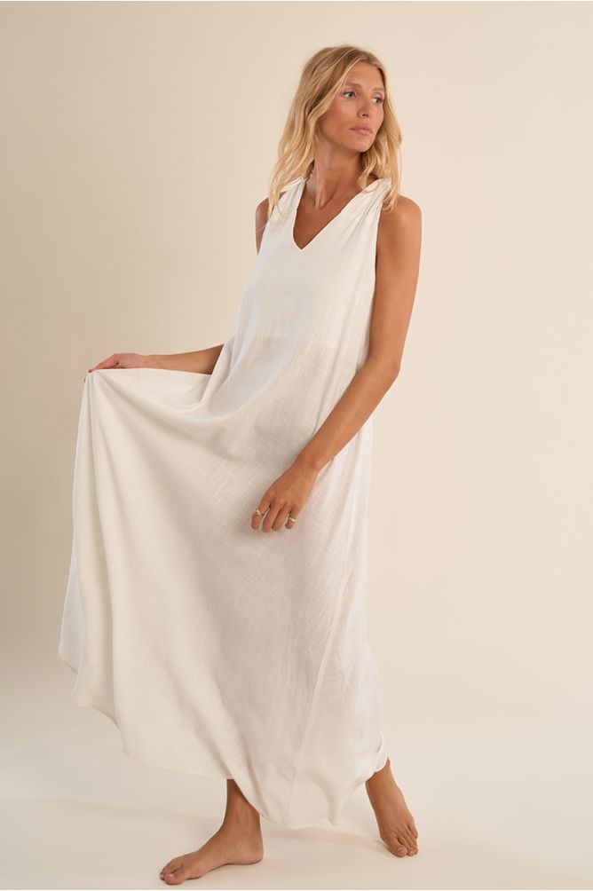 Vestido largo, de manga sisa, espalda descubierta.