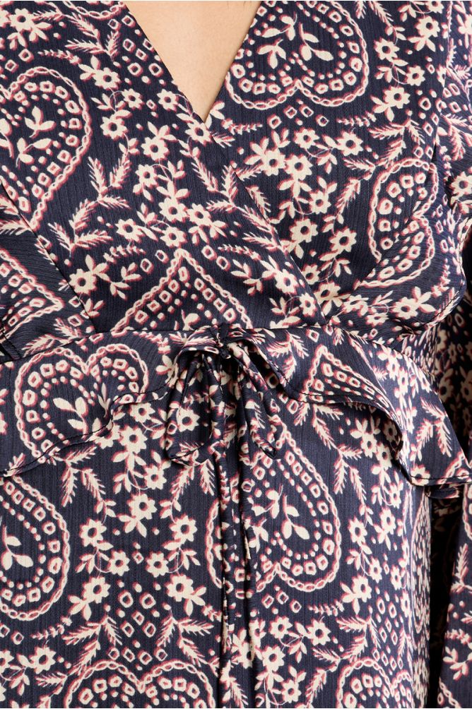 Vestido corto de manga larga con estampado