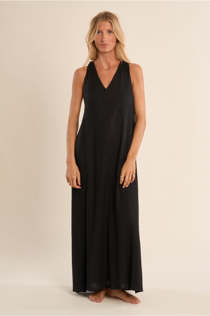 Vestido largo, de manga sisa, espalda descubierta.