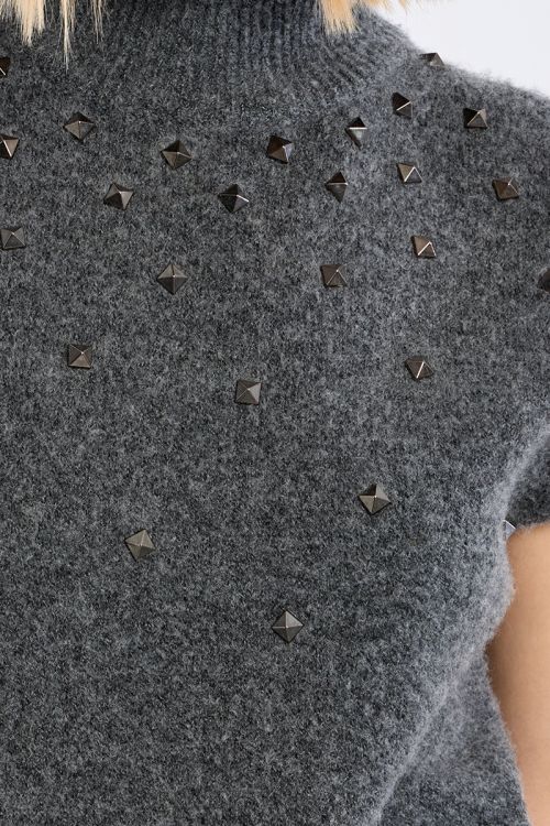 Pull sans manches clouté