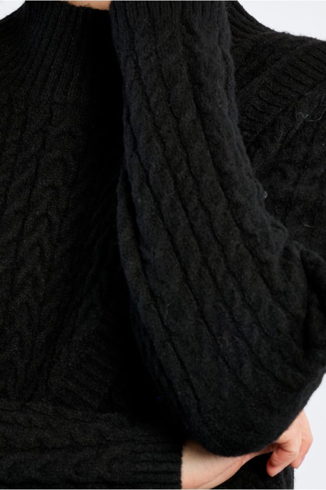 Pull en maille torsadée, asymétrique