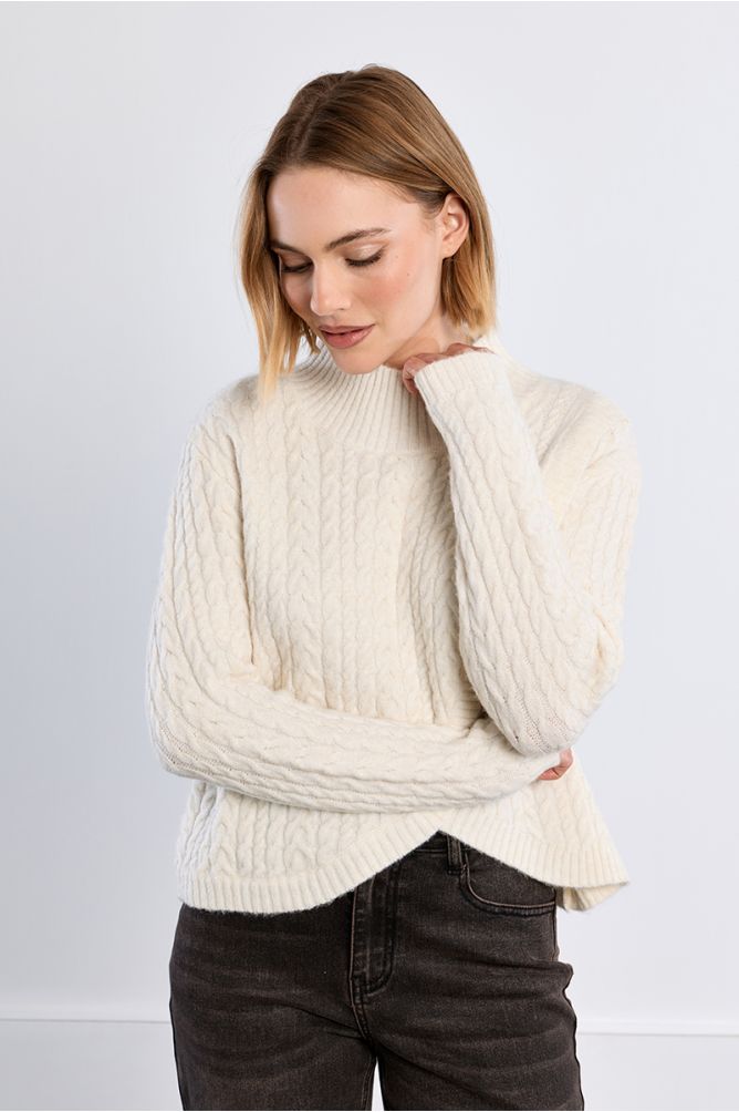 Pull en maille torsadée, asymétrique