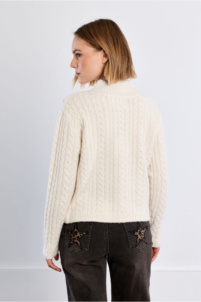 Pull en maille torsadée, asymétrique