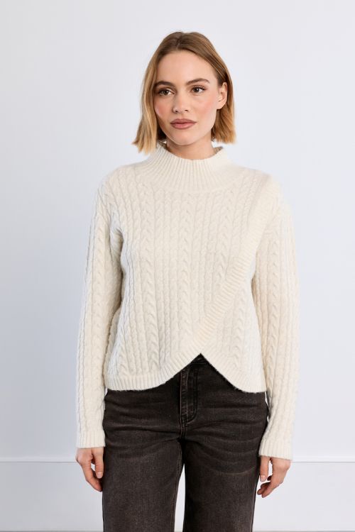 Pull en maille torsadée, asymétrique