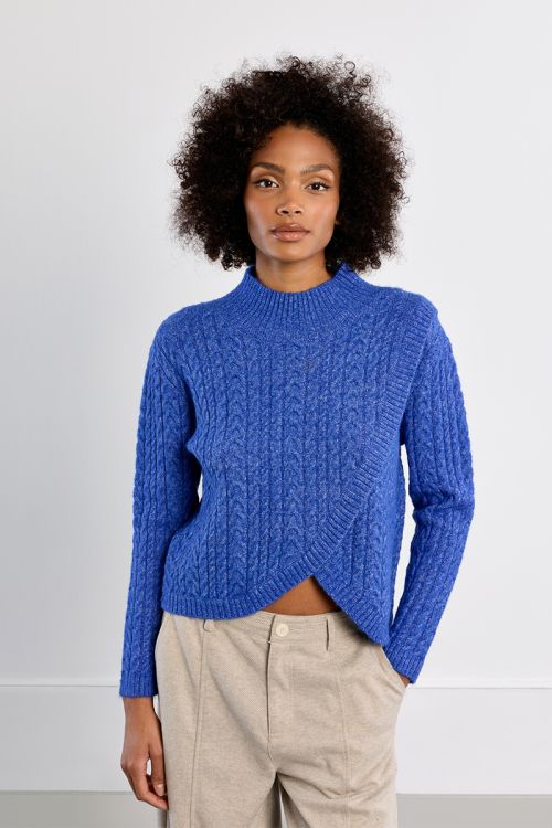Pull en maille torsadée, asymétrique
