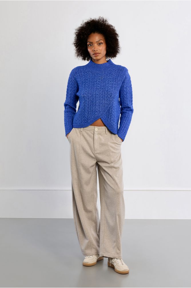 Pull en maille torsadée, asymétrique