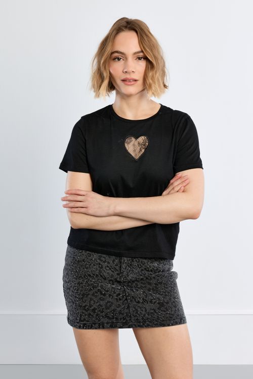 Camiseta de manga corta detalle corazón