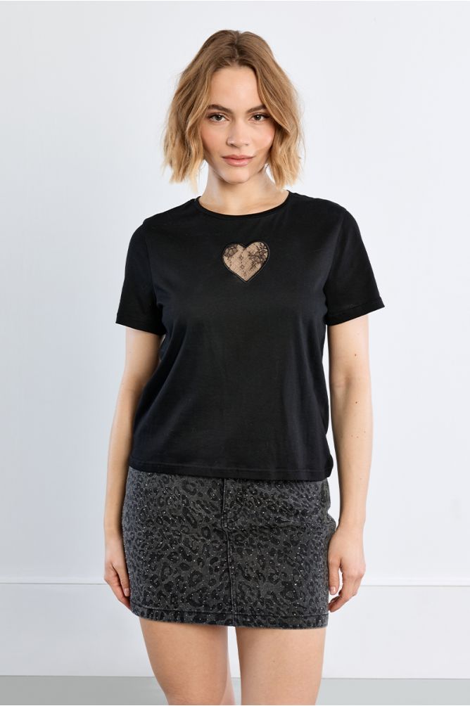 Camiseta de manga corta detalle corazón