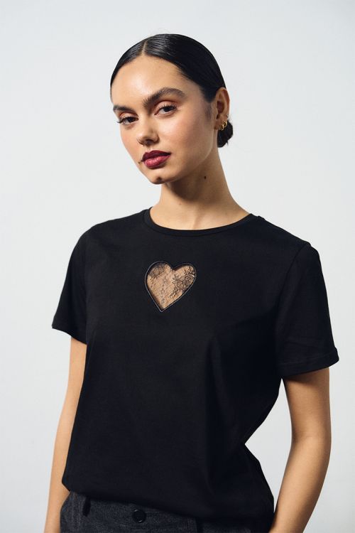 Camiseta de manga corta detalle corazón
