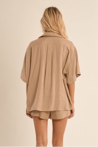 Camisa de mujer de manga corta, asimétrica.