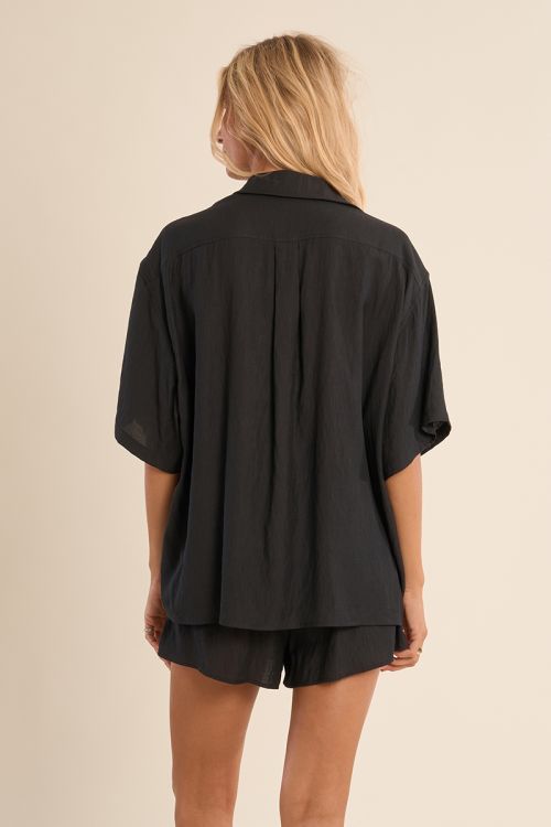 Camisa de mujer de manga corta, asimétrica.