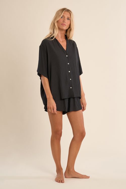 Camisa de mujer de manga corta, asimétrica.