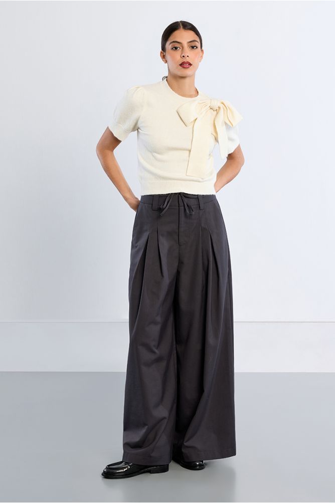 Short-sleeved knitted T-shirt with bow