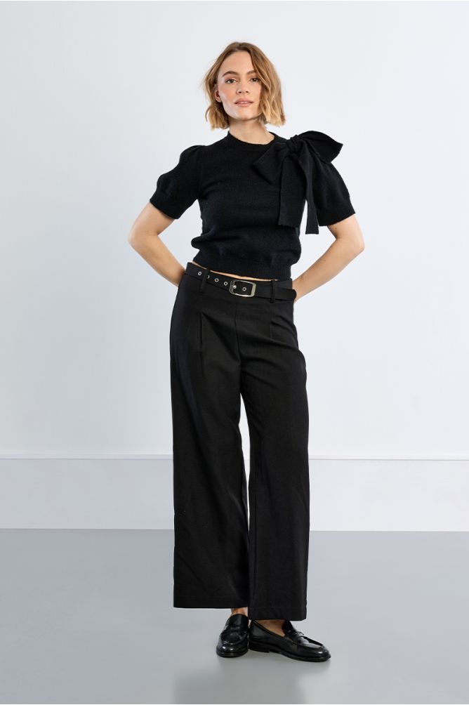 Short-sleeved knitted T-shirt with bow