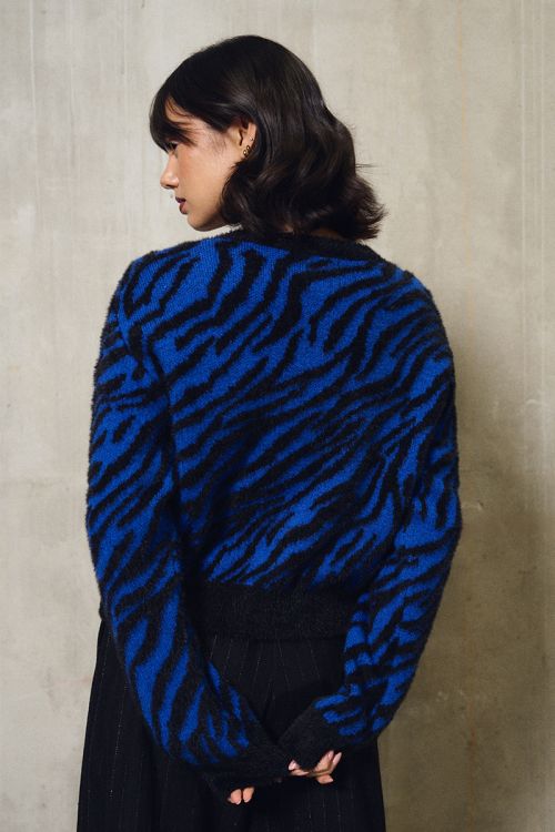 Cardigan zébré en maille duveteuse