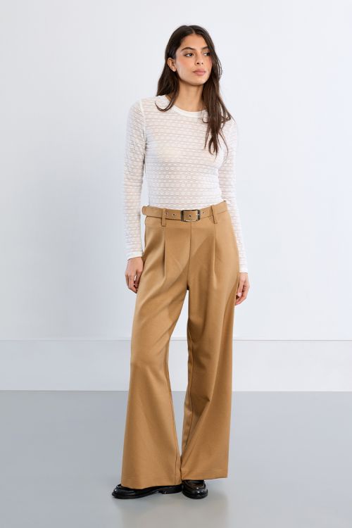 Pantalón largo tipo cullote con cinturón 