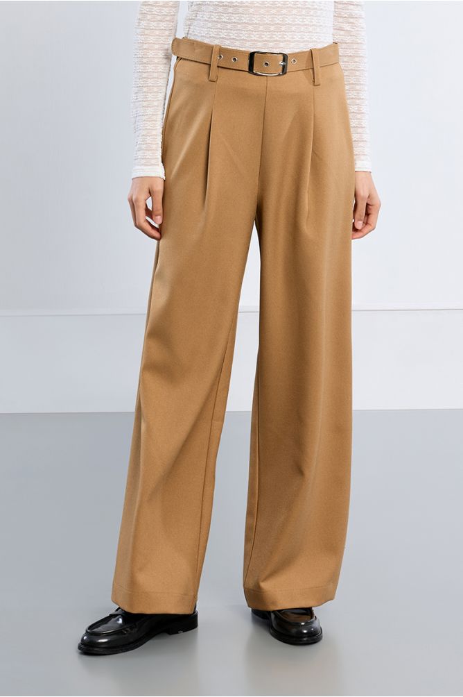 Pantalón largo tipo cullote con cinturón 