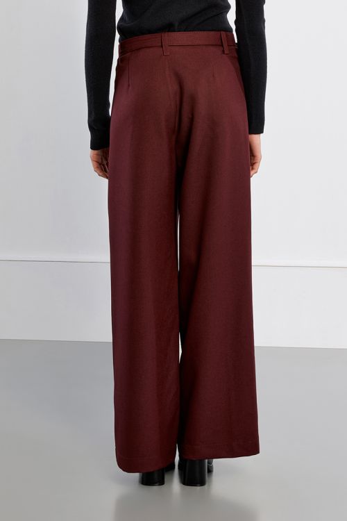 Pantalón largo tipo cullote con cinturón 