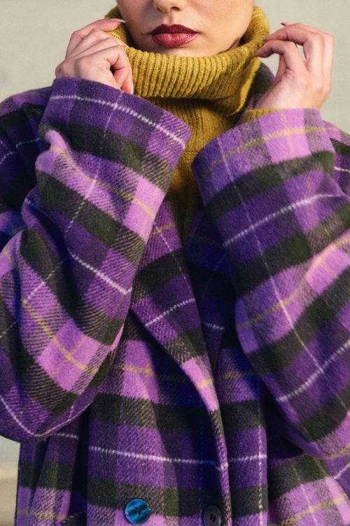 Abrigo con estampado y doble botonadura