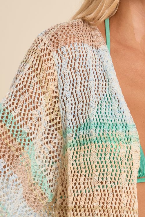 Chaqueta de mujer larga, en tejido brillante, con flecos y estampado.