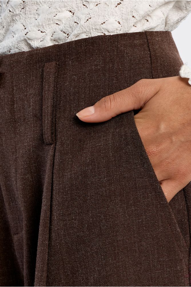 Pantalón largo tipo cullote detalle pliegues