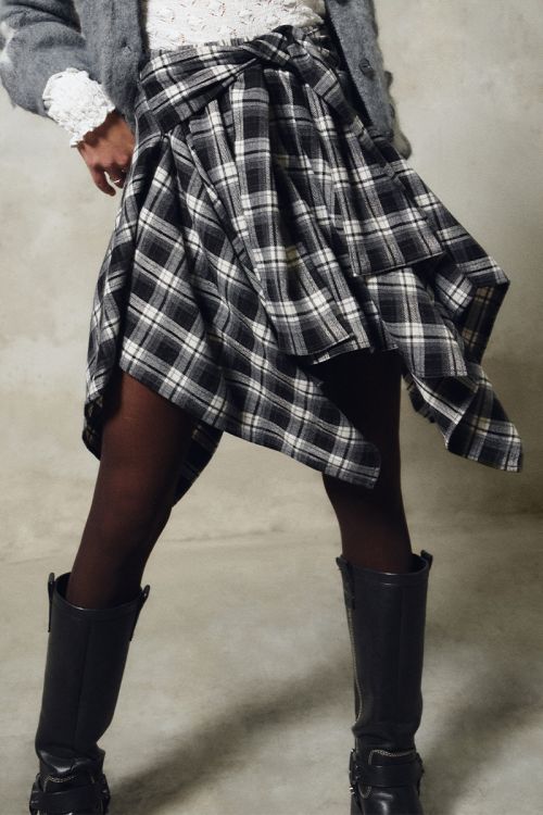 Asymmetrical mini skirt, checked