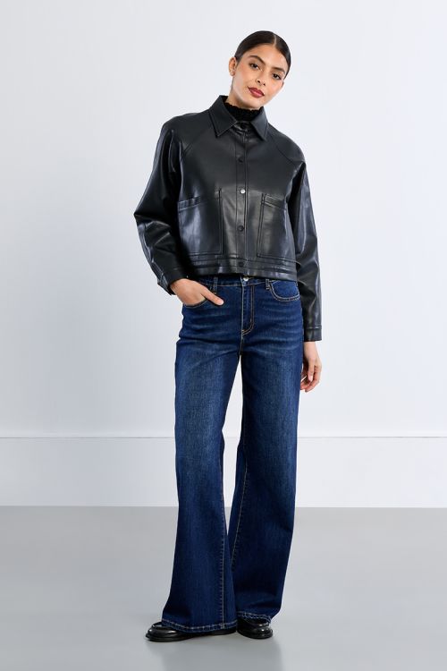 Chaqueta corta efecto cuero