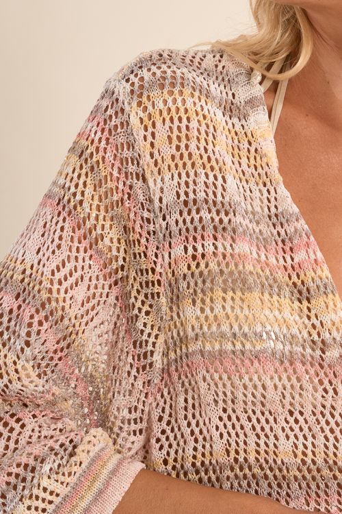 Chaqueta de mujer larga, en tejido brillante, con flecos y estampado.