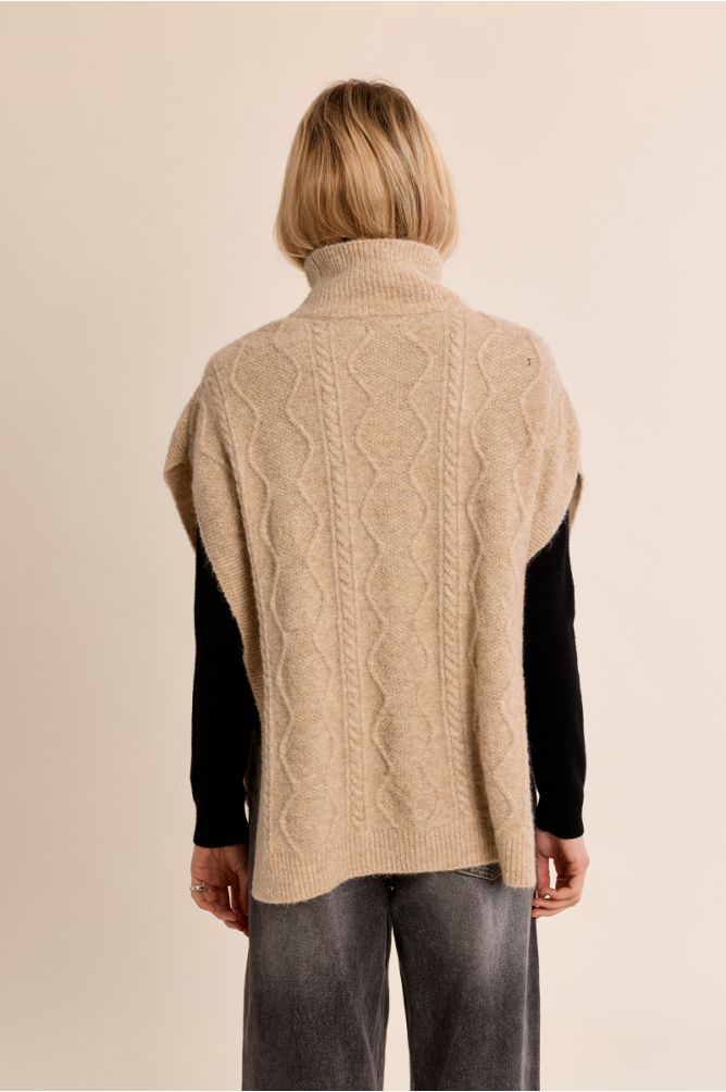 Poncho asimétrico con cuello alto