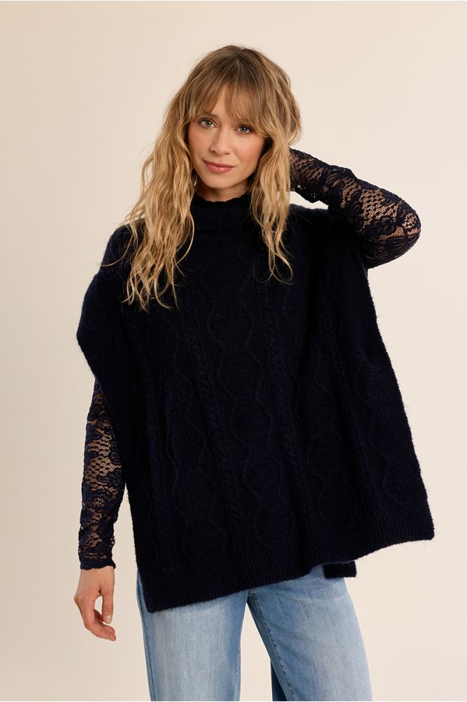 Poncho asimétrico con cuello alto