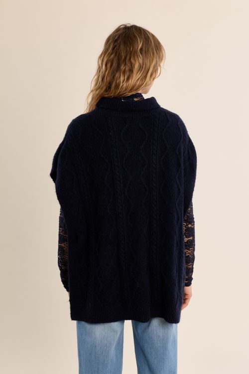 Poncho asimétrico con cuello alto