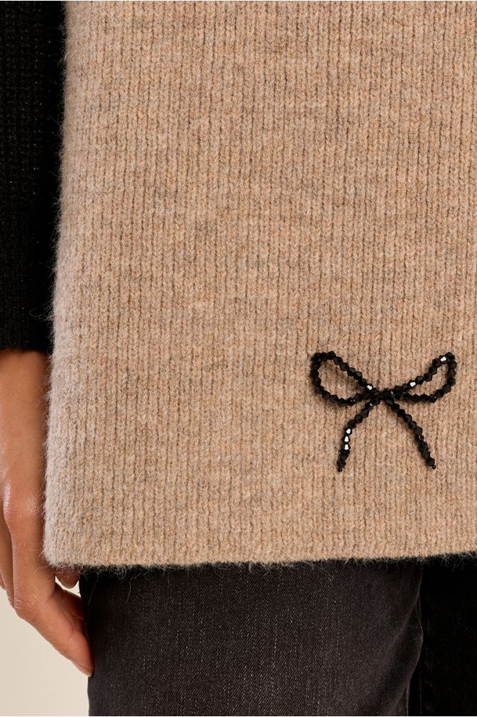 Ribbed knit scarf, embroidered bow