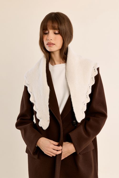 Col en maille, broderies ajourées