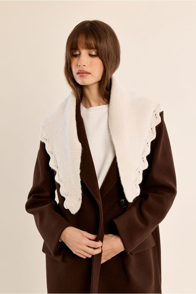 Col en maille, broderies ajourées