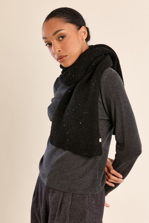 Knitted scarf, with sequins