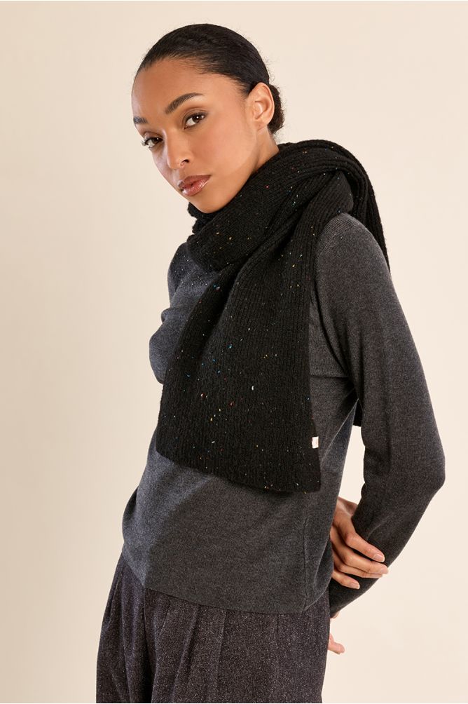 Knitted scarf, with sequins