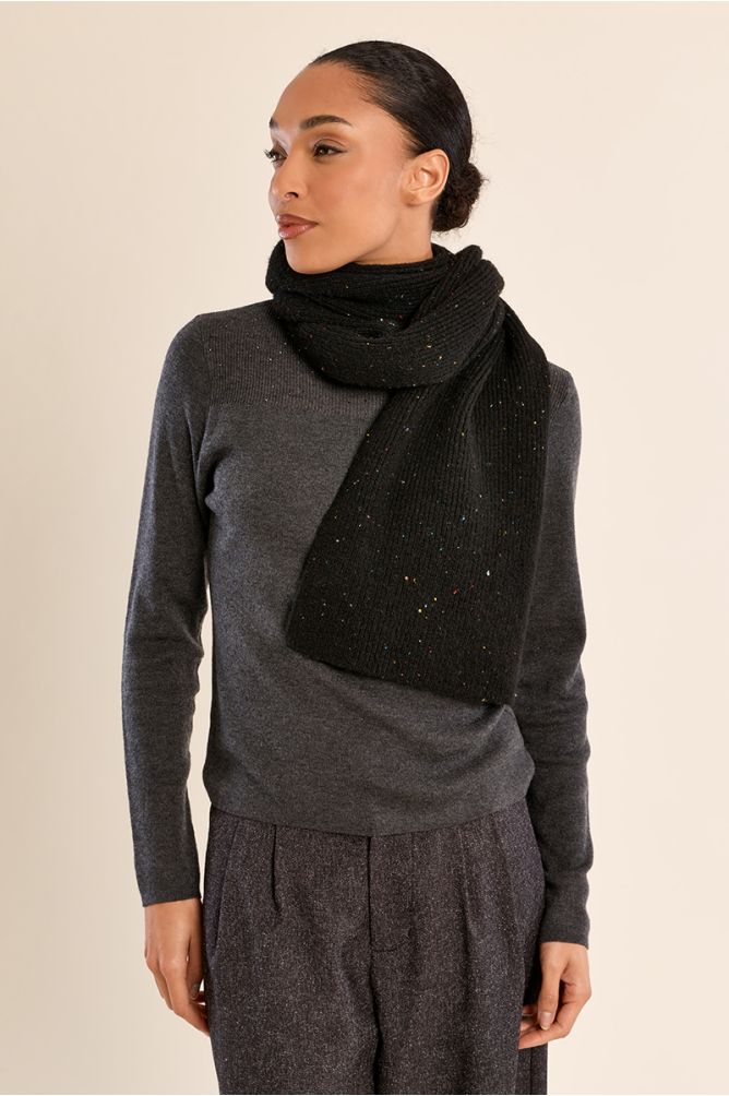 Knitted scarf, with sequins